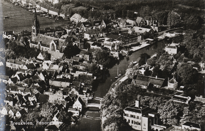 130498 Luchtfoto van Breukelen, met in het midden de Vecht en linksboven de R.K.-kerk.